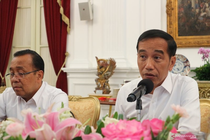 Presiden Jokowi dalam acara diskusi mingguan dengan wartawan kepresidenan di Istana Merdeka, Jakarta, Jumat (1-11-2019). ANTARA/Desca Lidya Natalia