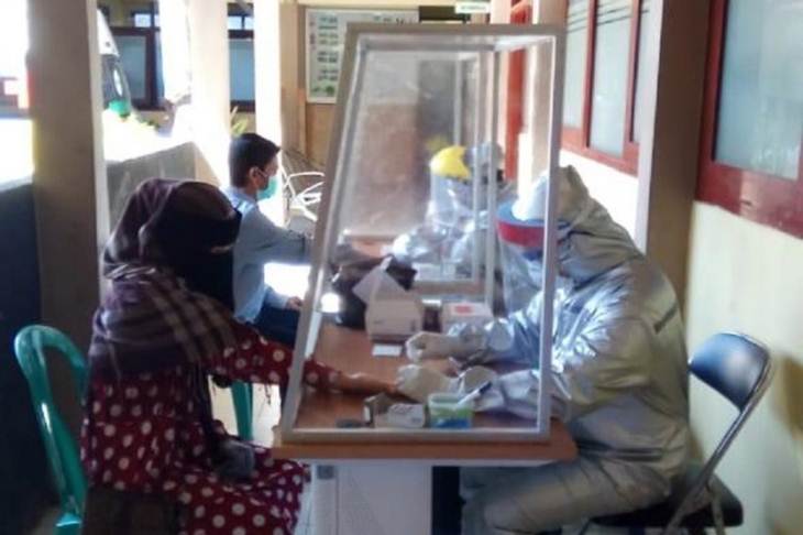 Petugas melakukan rapid test pada 25 orang yang merupakan orang tanpa gejala (OTG), warga Kabupaten Kediri, Jawa Timur, di Kabupaten Kediri, Sabtu (2/5/2020). Rapid test dilakukan guna mengantisipasi penyebaran virus corona. ANTARA Jatim/ istimewa