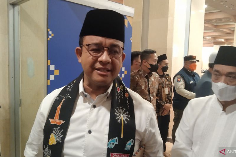 Gubernur DKI Jakarta Anies Baswedan diwawancarai awak media di Balai Kota Jakarta, Jumat (22/7). ANTARA/Dewa Ketut Sudiarta Wiguna