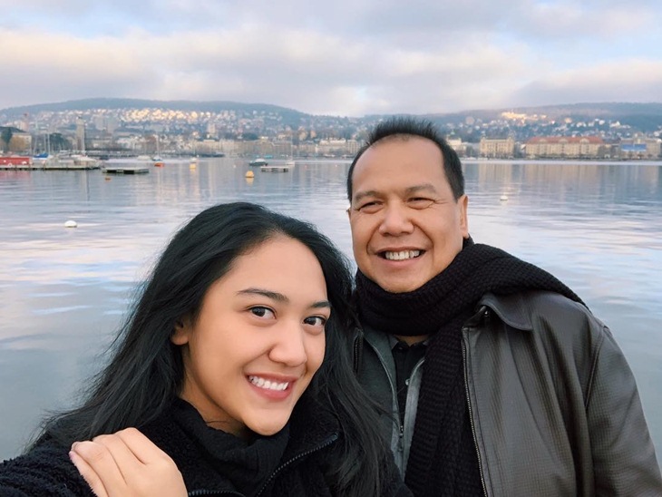Staf Khusus Presiden Putri Indahsari Tanjung bersama sang ayah Chairul Tanjung. (Foto: instagram.com/putri_tanjung)