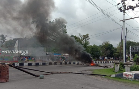 Massa Tolak Rasisme Bakar Ban, Jalanan Utama Kota Sorong Lumpuh