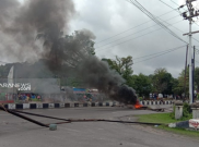 Massa Tolak Rasisme Bakar Ban, Jalanan Utama Kota Sorong Lumpuh