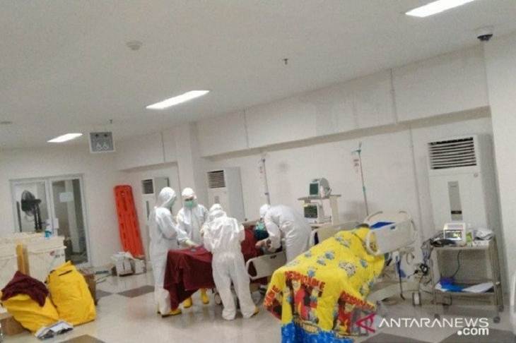 Tim dokter memeriksa pasien terkait COVID-19 di ruang IGD Rumah Sakit Darurat Wisma Atlet, Jakarta, Sabtu (28/3/2020). (ANTARA/HO/Tim Kesehatan Kogasgabdap Wisma Atlet)