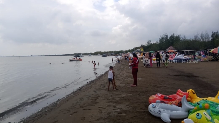 Menikmati Liburan di  Pantai Karangsong