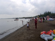 Menikmati Liburan di  Pantai Karangsong