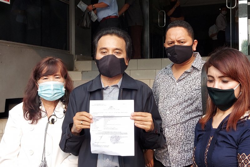 Roy Suryo (tengah) berikan keterangan kepada wartawan usai melaporkan pesinetron Lucky Alamsyah ke Polda Metro Jaya, Senin. ANTARA/Fianda Sjofjan Rassat