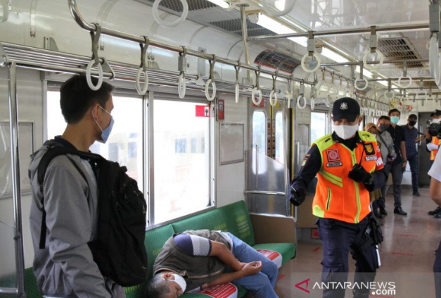PT KAI-KCI Simulasi Keadaan Darurat COVID-19 di Dalam KRL
