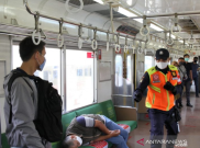 Bermain Gawai di KRL Tingkatkan Risiko Terkena Virus Corona
