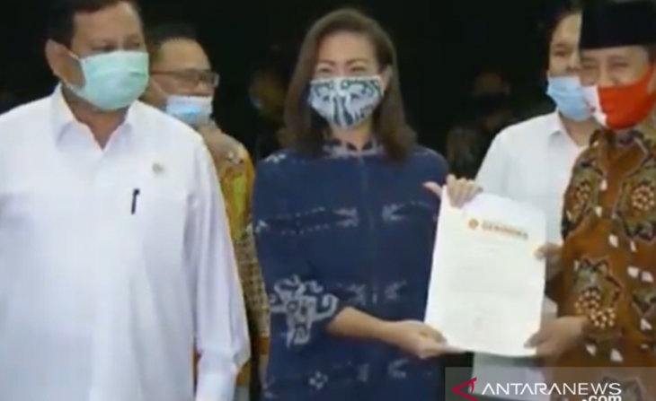 Ketua Umum DPP Partai Gerindra Prabowo Subianto (kiri) saat menyerahkan rekomendasi di Pilwalkot Tangsel, di Jakarta, Senin (20/7/2020). (ANTARA/ HO)