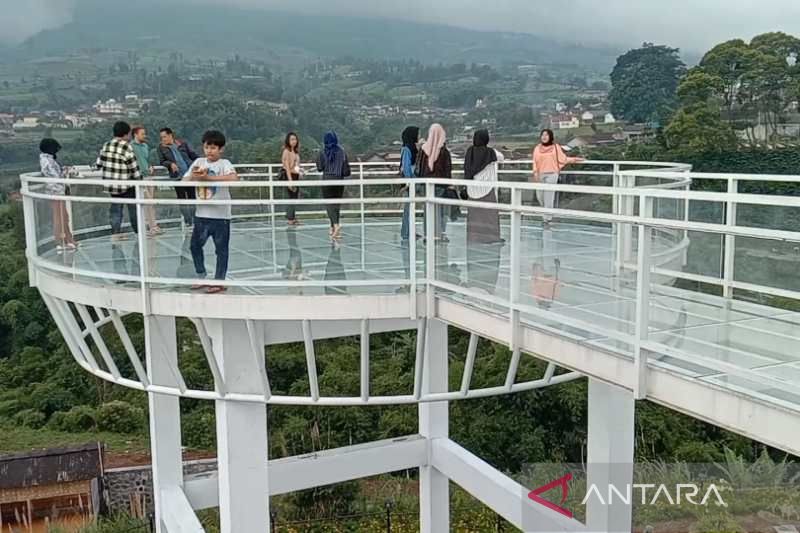 Para wisatawan menikmati pemandangan alam dari jembatan kaca di Sigandul View di Kabupaten Temanggung. ANTARA/Heru Suyitno