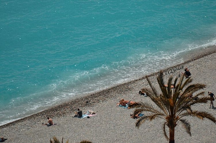 Pantai di Nice. (Foto: instagram.com/laurette__p)