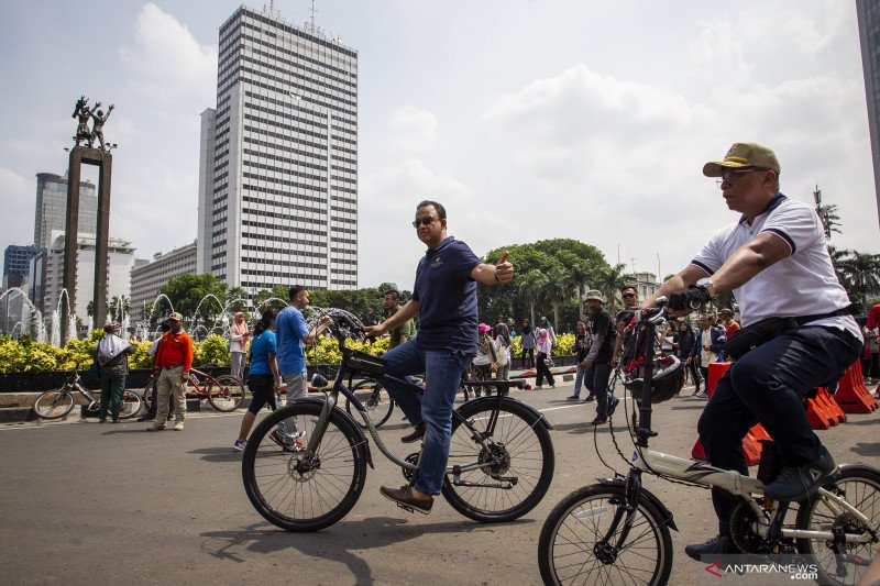 Gubernur DKI Jakarta Anies Baswedan (tengah) meninjau Hari Bebas Kendaraan Bermotor (HBKB) di kawasan Bundaran HI, Jakarta, Minggu (3/11/2019). ANTARA FOTO/Dhemas Reviyanto/ama.