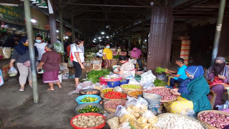 Pedagang pasar tradisional di Solo, Jawa Tengah mulai menyetok barang dagangan untuk mencukupi kebutuhan konsumen saat Ramadhan, Minggu (4/4). (MP/Ismail)