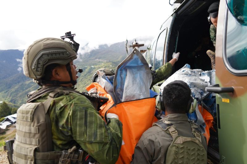 Koops TNI Evakuasi Jenazah Pilot Pesawat AMA Warga AS Ditembak KKB Papua