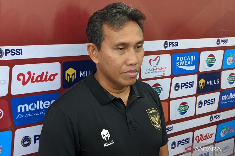 Pelatih timnas Indonesia U-16 Bima Sakti memberikan pernyataan kepada media di Stadion Maguwoharjo, Sleman, Kamis (11/8/2022), sehari menjelang laga final Piala AFF U-16 2022 kontra Vietnam. (Michael Siahaan)