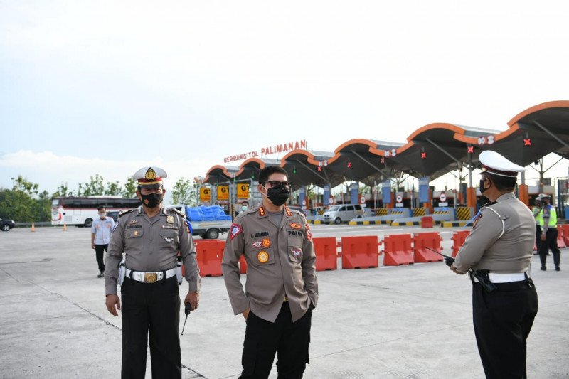 Kabagops Korlantas Polri Kombes Pol Rudi Antariksawan (tengah) saat memantau arus mudik liburan panjang di Pos Pengamanan Gerbang Tol Palimanan, Jawa Barat, Kamis (29/10/2020). (ANTARA/HO-NTMC Polri)