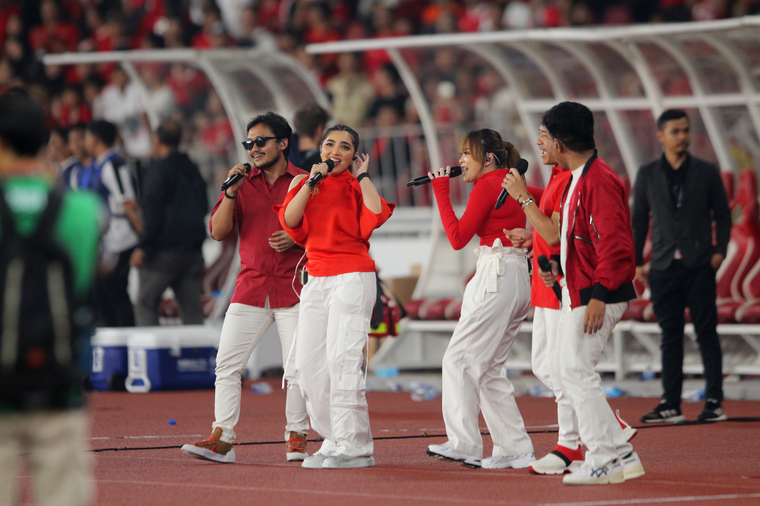 Anang dan Ashanty saat menyanyikan lagu Kebyar-Kebyar setelah laga Indonesia vs Filipina, Selasa (11/6)
