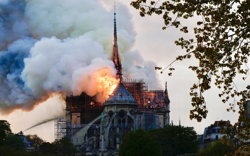 Katedral Notre Dame kebakaran