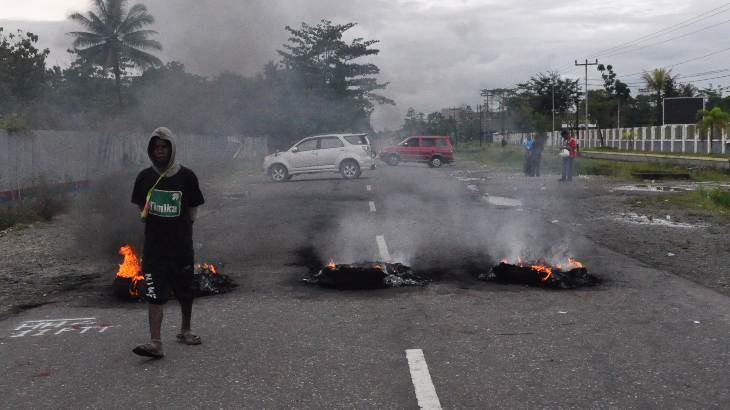 Anggota DPRD Aksi Bakar Ban dan Blokade Jalan