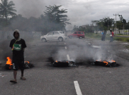 Anggota DPRD Aksi Bakar Ban dan Blokade Jalan