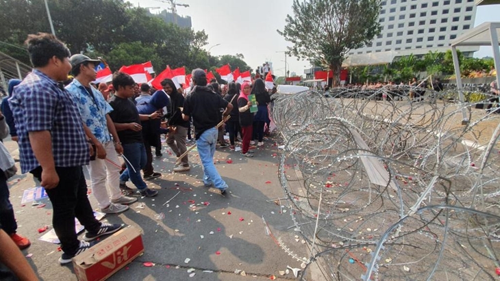 Masyarakat Penegak Demokrasi (MPD) berdemo di depan gedung KPK. (MP/Ponco Sulaksono)