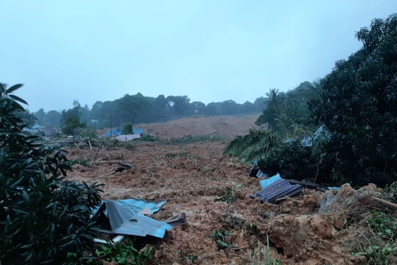 Hujan menyebabkan tanah longsor di Desa Pangkalan, Kecamatan Serasan, Kabupaten Natuna, Provinsi Kepulauan Riau, Senin (6/3/2023). (ANTARA/HO-BPBD Natuna)