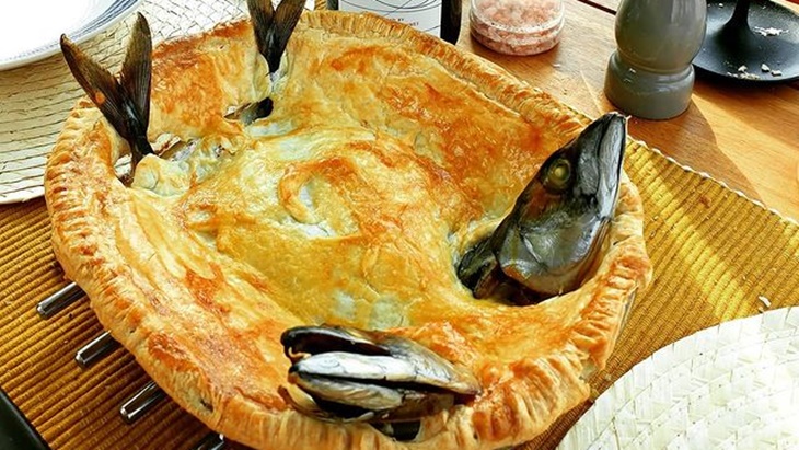 Mengenal Stargazy Pie, Hidangan Unik dengan Kepala Ikan Menyembul