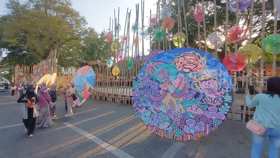Festival Payung Indonesia 2024 di Taman Baleabang Solo Meriah dengan Berbagai Pertunjukan Seni
