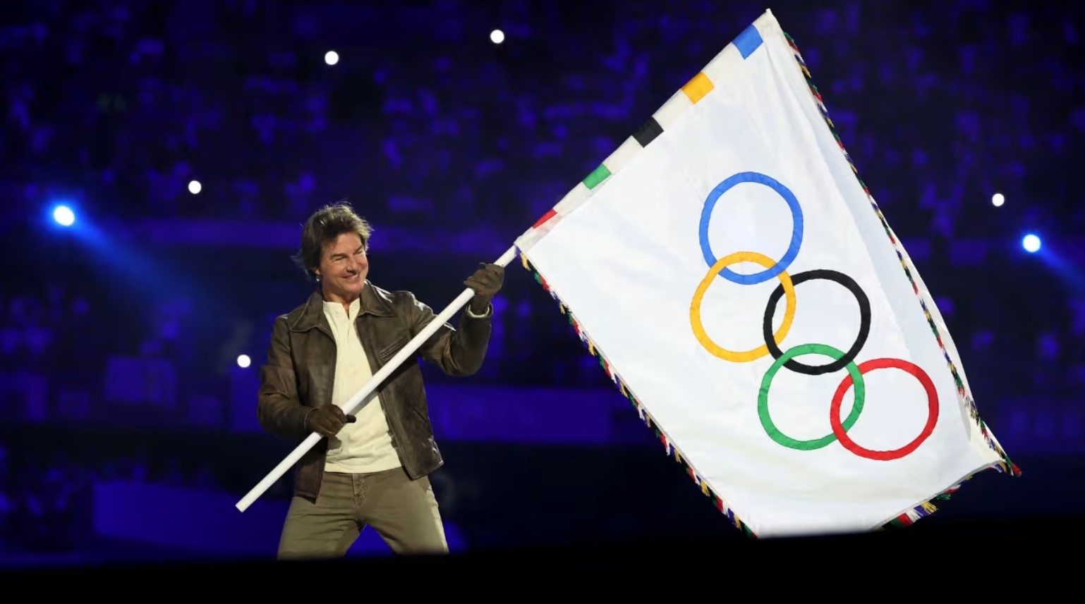 Tutup Olimpiade Paris 2024, Tom Cruise Terjun Payung dari Stade de France ke Papan Hollywood