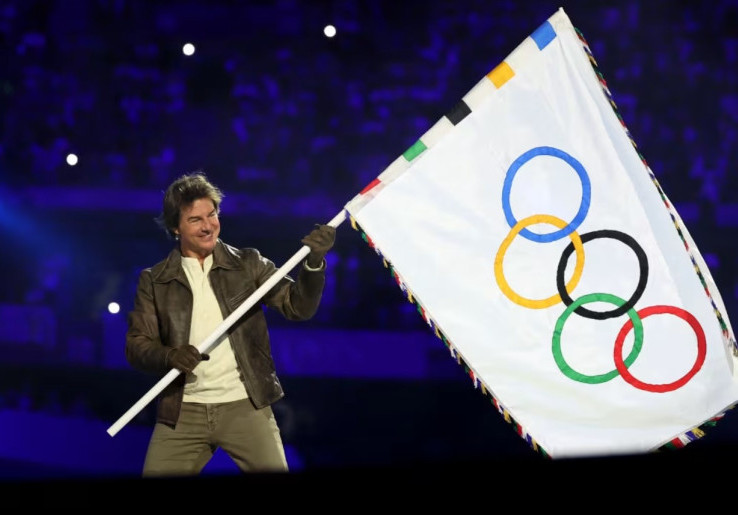 Tutup Olimpiade Paris 2024, Tom Cruise Terjun Payung dari Stade de France ke Papan Hollywood