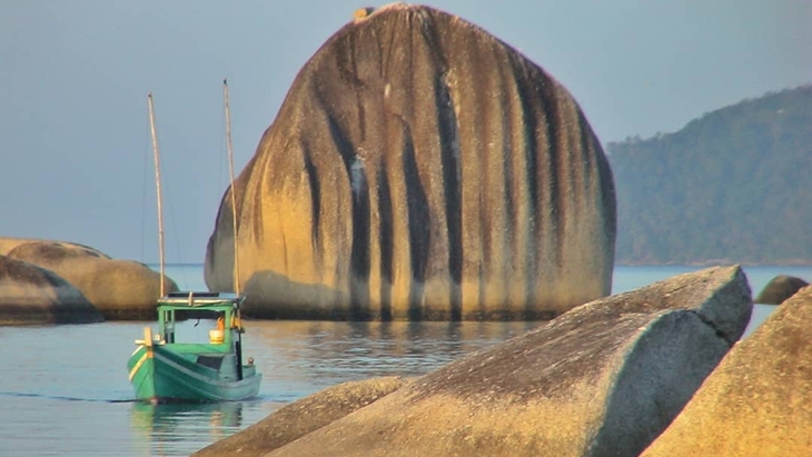 Pesona Alif Stone Park, Surga Pantai ala Serial Anak-anak Flinstone