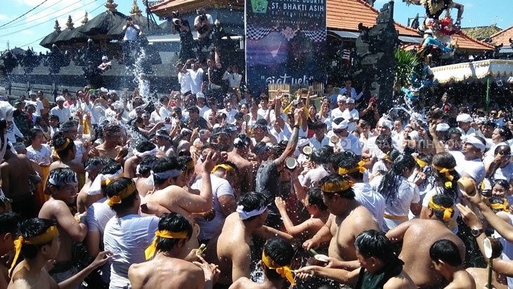 Kemeriahan tradisi Siat Yeh, yang digelar oleh ratusan warga Teba, Desa Adat Jimbaran, Badung Bali. Minggu (18/3). (Foto: MP/MKF)