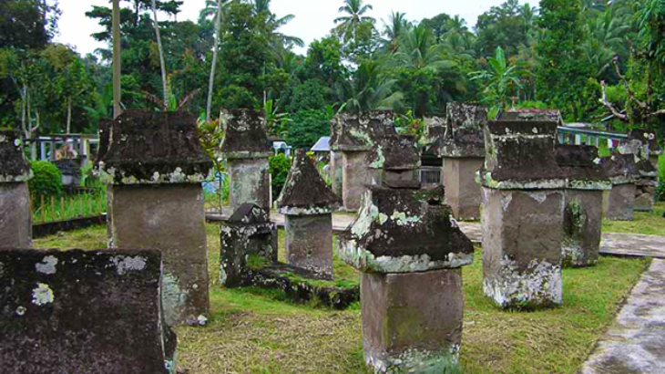 Sejarah Suku Minahasa, Memakamkan Jenazah dengan Posisi Duduk
