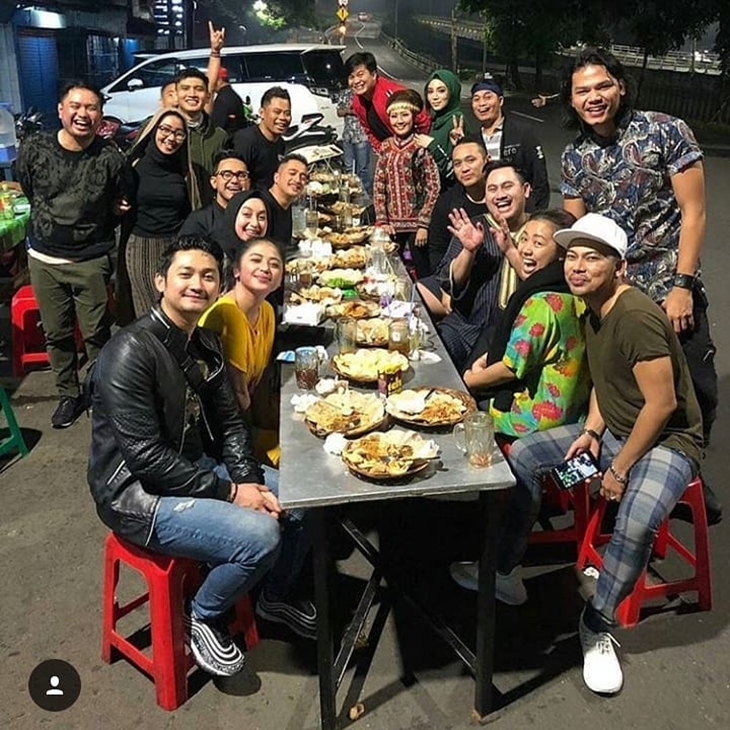 Pembeli berfoto di Nasi Uduk Pasar Tomas. (Foto: instagram.com/yanti_dplovers)