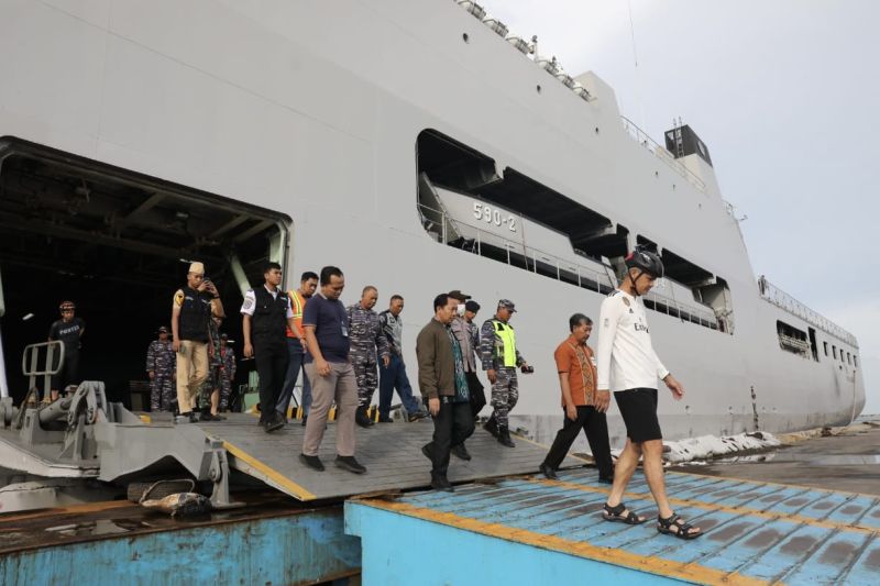 KSAL Kirim KRI Makassar-590 Bantu Pasok Logistik ke Karimunjawa