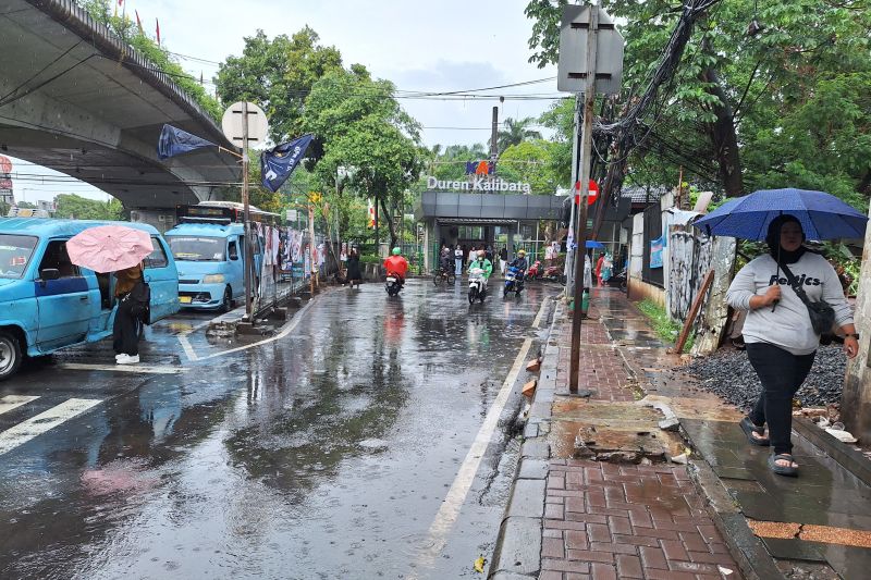  Hujan di kawasan sekitar Stasiun Duren Kalibata, Jakarta, Senin (29/1)