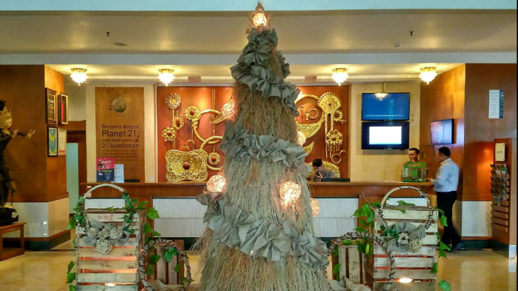 Keren, Ada Pohon Natal Unik dari Akar Wangi di Solo