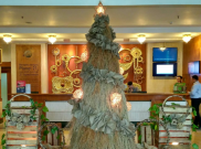 Keren, Ada Pohon Natal Unik dari Akar Wangi di Solo