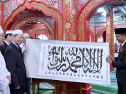 Presiden Jokowi Serahkan Kaligrafi Arab kepada Imam Masjid Niujie