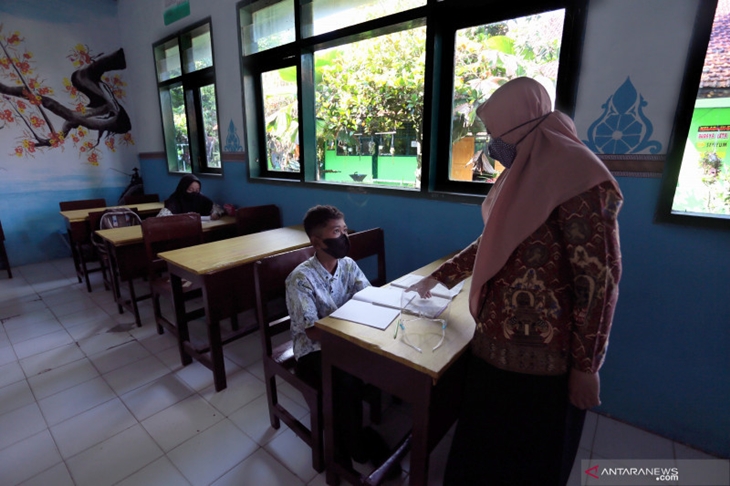 Siswa mengikuti kegiatan pembelajaran tatap muka (PTM) terbatas di UPT SMPN 1 Kanigoro, Blitar, Jawa Timur, Kamis (19/8/2021). Pemkab Blitar melakukan uji coba PTM di sebagian sekolah setelah wilayahnya masuk area PPKM Level 3. (ANTARA FOTO/Irfan Anshori/wsj)