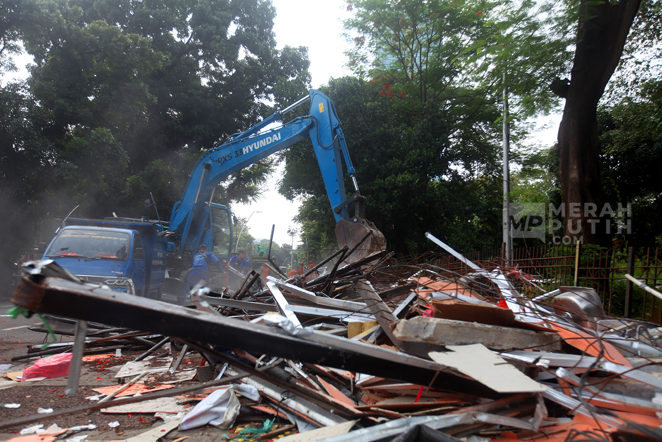 Eskavator melakukan perobohan bangunan kios Pasar hewan Peliharaan Barito, Jakarta Selatan, Senin (27/10/2025).