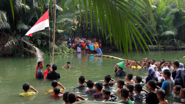 Tak Melulu di Lapangan, Ini Pengibaran Merah Putih Unik di Seluruh Indonesia 