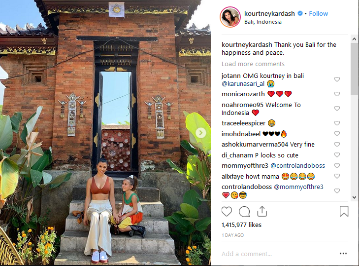 Kourtney Kardashianberpose bersama anaknya (Instagram/kourtneykardash)