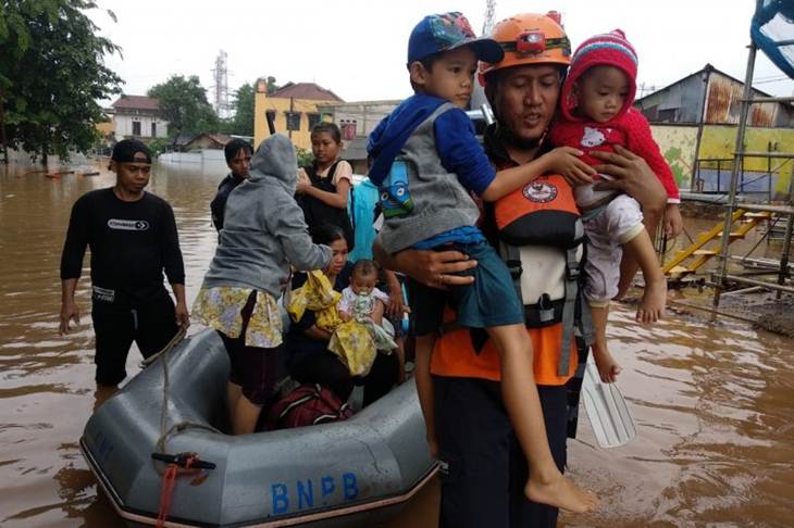 Tim BAZNAS Tanggap Bencana (BTB) membantu korban banjir Jakarta. (HO/BAZNAS)