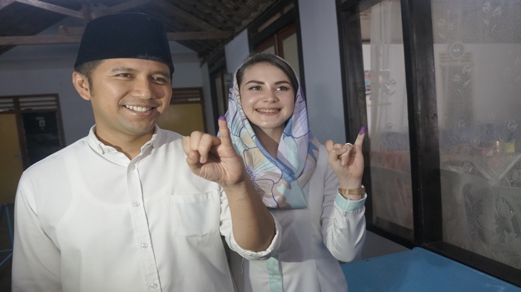 Emil Dardak dan Arumi Bachsin
