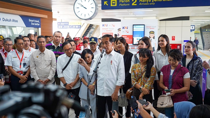 Presiden Jokowi saat meninjau LRT Jabodebek. (Foto: Ist)