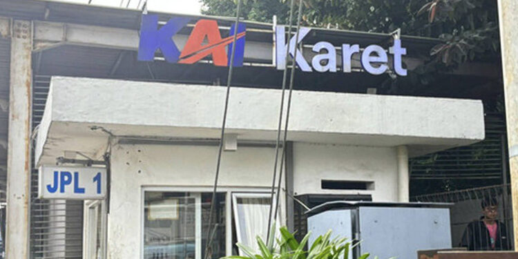Stasiun Karet Berhenti Beroperasi Mulai 1 September, Penumpang Turun Naik dari BNI City