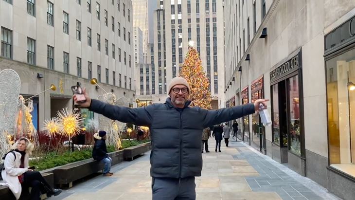 Hugh Jackman Ditegur Satpam karena Berdiri Dekat Pohon Natal