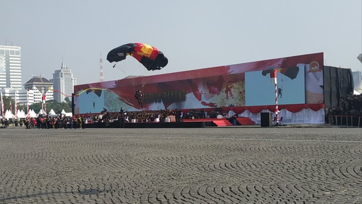 Atraksi Kece dan Aksi Marching Band Polwan Hibur Jokowi di HUT ke-73 Bhayangkara 