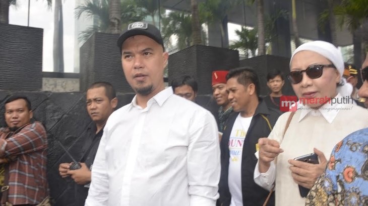 Ahmad Dhani (kiri) bersama aktivis Ratna Sarumpaet di Gedung KPK, Jakarta beberapa waktu lalu. (MP/Yohanes Abimanyu)